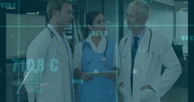 Holografik çizelgeleri incelerken hastane koridorunda doktor el kol hareketi yapıyor ve hemşire tableti tıkırdatıyor. Tıbbi, sağlık, teknoloji, danışma, yenilik, takım çalışması, profesyonel