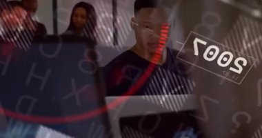 Kod, yer değiştiren opaklığı ortaya çıkarıyor ofis, takım dönen küreyle veri yazıp analiz ediyor. Teknoloji, yenilik, işbirliği, fütüristik, dijital, çalışma alanı, iletişim