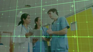 AR ızgarasının altındaki koridorda tıbbi ekip tablet verilerini okuyor. Planlama için tarama yapıyorlar. Sağlık, işbirliği, yenilik, teknoloji, teşhis, profesyonellik, klinik