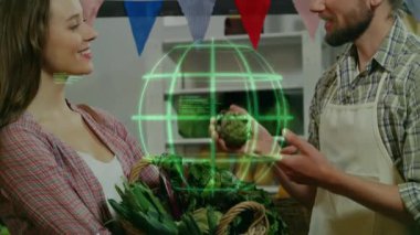 Satıcı AR teknolojisiyle holografik kürede tarama yaparken döner ürün topluyor. Pazar, perakende, teknoloji, yenilik, taze, organik, ekran