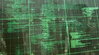 Ufuk çizgisinde yeşil dijital kaplama beliriyor, kodu güncelliyor, hedefleri hareket ettiriyor ve verileri tarıyor. Gelecekçi, teknoloji, arayüz, veri, siber güvenlik, kentsel, yenilik