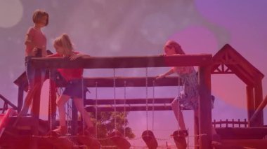 Üç arkadaş oyun setine geliyor, sağlık için zincire vurulmuş kütükler arasında dengede ve dengede duruyorlar. Oyun alanı, çocukluk, macera, açık hava, aile, aktivite, dinlenme