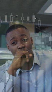 İstatistiksel veri işleme, ofiste tartışan bir grup farklı işadamı aleyhinde. iş verileri ve analitik kavramı