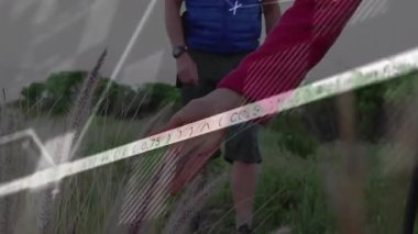 Otları fırçalayan yürüyüş çifti dinamik grafikler başlatıyor teknoloji için bitki örtüsü verilerini analiz ediyorlar. Doğa, manzara, analitik, işbirliği, açık hava, yenilik, çevre