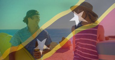 Kayalık okyanus kıyısında sörf tahtası ve içecek yudumlayarak sohbet eden iki arkadaş, plaj kıyafeti. Macera, yoldaşlık, yaz, rahatlama, kıyı, canlı, açık hava