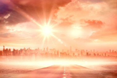 Merkezli asfalt yol, güneşin altında ufuk çizgisine doğru uzanıyor ve düz tasarımda ışıldıyor. Şafak, çöl, manzara, ufuk, güneş ışığı, minimalizm, seyahat