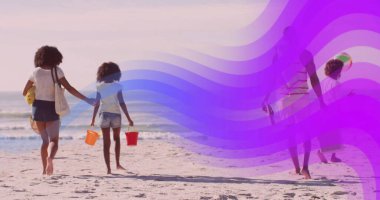 Yürüyen bir aile, dalgalar alçaldığında plajda plastik kovaları şişirilebilir top ve çizgili çantalarla taşıyor. Aile, sahil, açık hava, rahatlama, rahatlama, sahil, doğa.