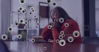 Dinlenen, turuncu-kırmızı kazaklı bir kadın kahvaltı köşesinde, sohbet ve kullanıcı simgeleriyle kreplere bakıyor. Düşünce, konforlu, yaşam tarzı, farkındalık, yerli, sosyal medya, minimalizm