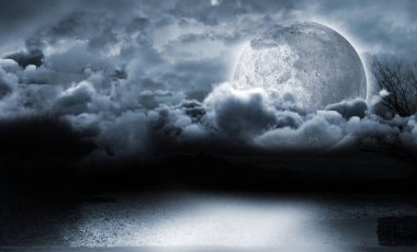 Düz dizaynlı bulutların arasından yükselen dolunay, dal ve dağ siluetlerini gösteriyor. Ay ışığı, sükunet, yansıma, siluet, gece, manzara, huzur