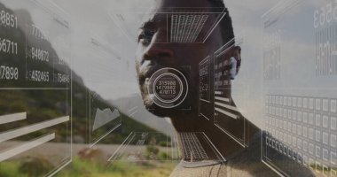 Süveter ve kulaklık takan bir adam dağ vadisinde süzülen çizelgeleri seyrediyor. Fütürist, teknoloji, açık hava, yenilik, vahşi doğa, arayüz, keşif