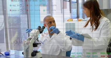 İki araştırmacı laboratuvar bankında bulguları tartışıyor, mikroskop, tablet, eldiven ve örnek tepsileriyle. Bilim, laboratuvar, işbirliği, yenilik, teknoloji, araştırma, veri