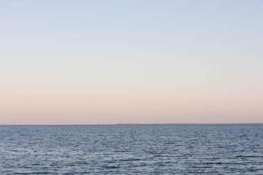 Alacakaranlıkta güzel deniz ufku