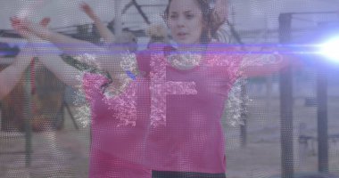 Önde gelen eğitmenlerden biri. Parkta tozluklu rehber sınıfıyla birlikte metal barfiks çekiyor. Spor, açık hava, eğitim, sağlık, sağlık, aktif, motivasyon