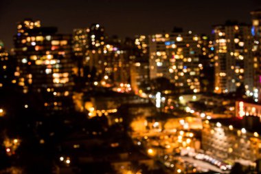 Aydınlanmış şehrin gece odaksız görüntüsü