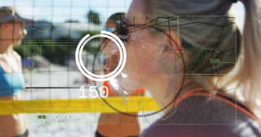 Spor giyim sahasında voleybol sahasındaki voleybol sahasına koşan antrenman yapan bayan sporcular. AR kaplamalı. Sporcular, antrenman, performans, teknoloji, analitik, açık hava, spor