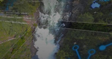 Akan şelale kayalık vadiyi ve her zaman yeşil olan ormanı kesiyor. Şebeke çizgileri ve mavi düğümlerle. Doğa, manzara, dijital, bağlantı, topoğrafya, keşif, eko