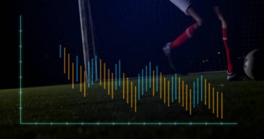 Futbolcu, kale direği, ağ ve veri kaplaması ve kopyalama alanı ile, selle aydınlatılmış çim sahada topa vuruyor. Atletik, rekabetçi, dijital, teknolojik, aktif, açık hava, canlı