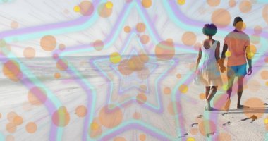 Kumsalda el ele yürüyen çift kumlu kıyı şeridi boyunca, kumdaki ayak izleri, kopyalama alanı. Romantizm, rahatlama, uyum, macera, rahatlık, sükunet, günbatımı.