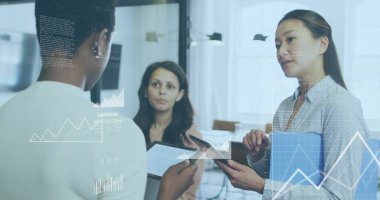 Ofiste elinde dijital tablet ve mavi klasör bulunan üç kadının hologramları yansıttığı verileri tartışıyorlar. Şirket, takım çalışması, yenilik, teknoloji, işbirliği, modern, profesyonel