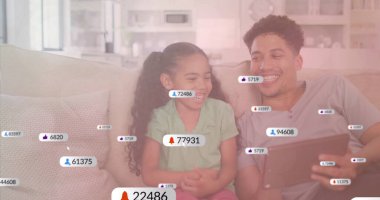 Gülen baba ve kız sosyal medya bilgilendirme simgeleriyle oturma odasında tablet paylaşıyorlar. Aile, bağ, ev, dijital, bağlantı, rahat, gündelik