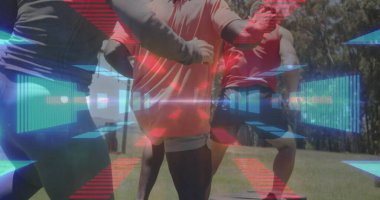 Yetişkin bir erkek eğitmen grubu otlak alandaki adım platformlarına AR örtüleriyle rehberlik ediyor. Açık hava, fitness, teknoloji, yaz, aktivite, takım çalışması, canlı