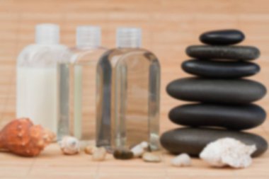 Kaplıcadaki masada çakıl taşlı yağlar