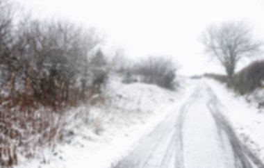 Kar yol kışın ağaçları ile kaplı