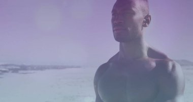 Sahilde mayo giyen üstsüz kaslı bir adam, pastel gökyüzüne bakıyor, uzayı kopyalıyor. Dinginlik, güç, tefekkür, minimalizm, doğal, okyanus, manzara