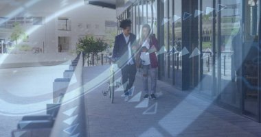 Takım elbiseli ve ofis meydanında bisiklet ve banklarla tableti inceleyen sıradan iş arkadaşları. Kentsel, işbirliği, modern, iletişim, profesyonel, gelişigüzel, yenilik