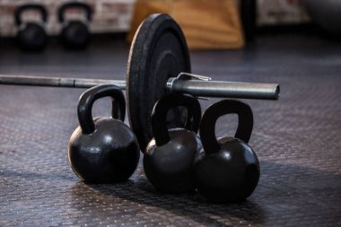 Spor salonunda halter ve çaydanlık zili.