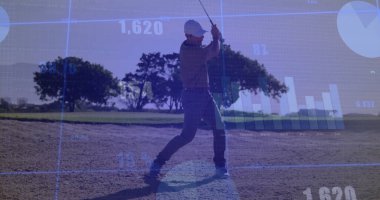 Golf sopasıyla golf sopası sallıyor. Golf sahasındaki kumlu sığınakta tişörtü var. Üzerinde de harita var. Atletik, hassas, teknoloji, açık hava, manzara, rekabetçi, stratejik