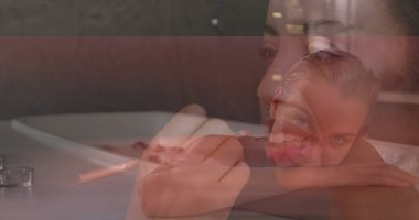 Eğik kadın banyo küvetinde fırçayla ruj sürüyor, musluk aynası yansımalı, kopyalama alanı var. Güzellik, cilt bakımı, yansıma, zarafet, minimalizm, refah, iç mekan.