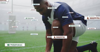 Diz çökmüş atlet, krampon takıyor sisli sahada, kale direkleri ve izleme etiketleriyle bağlıyor. Sporcu, spor, performans, sis, açık hava, rekabet, atletizm