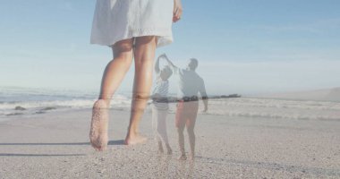 Sahilde, üzerinde okyanus dalgaları olan, çıplak ayakla yürüyen bir kadın. Burun kenarında dans eden bir çift. Sahil, sahil, dans, romantizm, sükunet, tatil, boş zaman