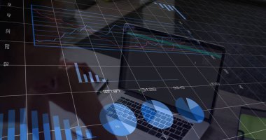 Stylus 'u tutan iş kadını ofis masasındaki iş bilgisayarında akıllı telefonuyla çizelgeleri analiz ediyor. Teknoloji, analitik, veri görselleştirme, profesyonel, modern, üretkenlik, içgörü