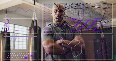 Erkek, spor kıyafetleri giyiyor spor salonunda kollarını katlıyor, kum torbası ve dijital kaplamalarla. Fitness, dijital arayüz, performans, güç, endüstriyel, teknoloji, sağlık