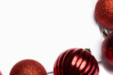 beyaz sayfa üzerinde kırmızı Noel baubles