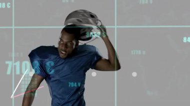 Futbolcu miğferi çıkartıyor ve spor analizlerini başlatıyor. Sporcu, analitik, fütüristik, teknoloji, performans, dijital, yenilik