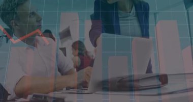 İşletme barı ve çizelgeleri başlatan bir kadın, trendleri analiz eden bir adam. İşbirliği, veri, analitik, teknoloji, takım çalışması, yenilik, profesyonel