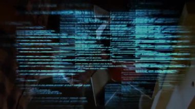 Metal işçisi yedek kulübesinde çalı öğütücüye güç veriyor kod üretiyor ve metali şekillendiriyor. Teknik, işçilik, endüstriyel, kıvılcım, makine, yenilik, kesinlik