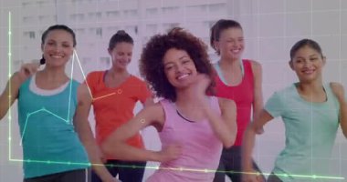 Dijital grafik uygunluk verilerini senkronize ederken beş kadın yan yana yürümeye ve kollarını sallamaya başlıyor. Fitness, koordinasyon, refah, hareket, teknoloji, canlılık, toplum