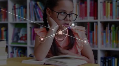 Kütüphanede kitap açan okul çağındaki bir kız ağ kaplaması ile görsel düşünme sürecini genişletiyor. Öğrenci, öğrenim, eğitim, bilgi, araştırma, dijital, yenilikçi