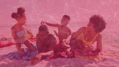 Havluların üzerinde yaşam tarzı aile tarzı çörek toplama eğilimi olan kız ve saç kıvıran oğlan. Aile, boş zaman, açık hava, neşeli, bağlanma, mutluluk, canlı