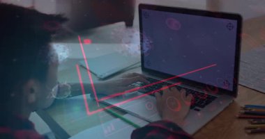 Çocuk dizüstü bilgisayarda klavye kullanıyor ve eğitim için ekranda kırmızı çizelgeler oluşturuyor. Teknoloji, veri, analitik, yenilik, öğrenme, eğitim, görselleştirme