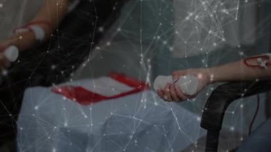 Gönüllü bağışçı kan almak için stres topu sıkıyor, kan akışını hızlandırıyor, hemşire animasyon çizelgesini izliyor. Sağlık, bağış, sağlık, destek, profesyonellik, sağlık, takım çalışması