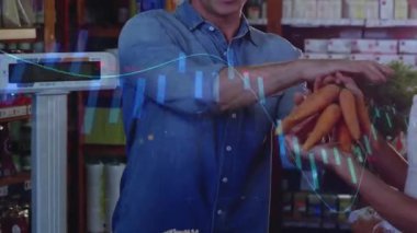 Erkek müşteri tezgaha yaklaşıyor, tezgahtarın doğru ağırlığı için havuçları dijital ölçekte yerleştiriyor. Ticaret, perakende, üretim, taze, pazar, işlem, minimalist