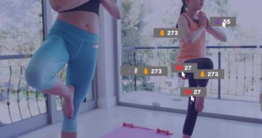 Anne ve kızı balkonda ağaç pozu veriyor, yoga yaşam alanı simgeleri oluşturuyor. Sağlık, aile, denge, eğlence, uyum, açık hava, fitness