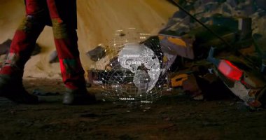 Kırmızı pantolonlu biri elinde siyah asayla dünyayı aktifleştiriyor dönüşümlü olarak gelişen verileri gösteriyor. Teknoloji, yenilik, keşif, holografi, veri görselleştirme, fütüristik, kentsel