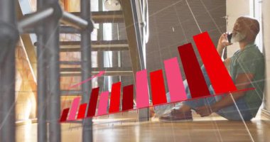 Yetişkin bir adam telefonda iş yerinin çizelgesinin kırmızı çizgide yükselmesini izliyor. İş, büyüme, analitik, teknoloji, işyeri, modern, profesyonel