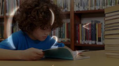 Öğrenci kütüphanede kitap okuyor ve öğrenmek için dönen animasyon matematik sembollerini başlatıyor. Entelektüel, konsantre, eğitici, mistik, dijital, soyut, bilgi